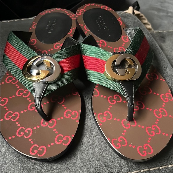 Gucci Black and Red Sandals with Gold Logo - Picture 1 of 6